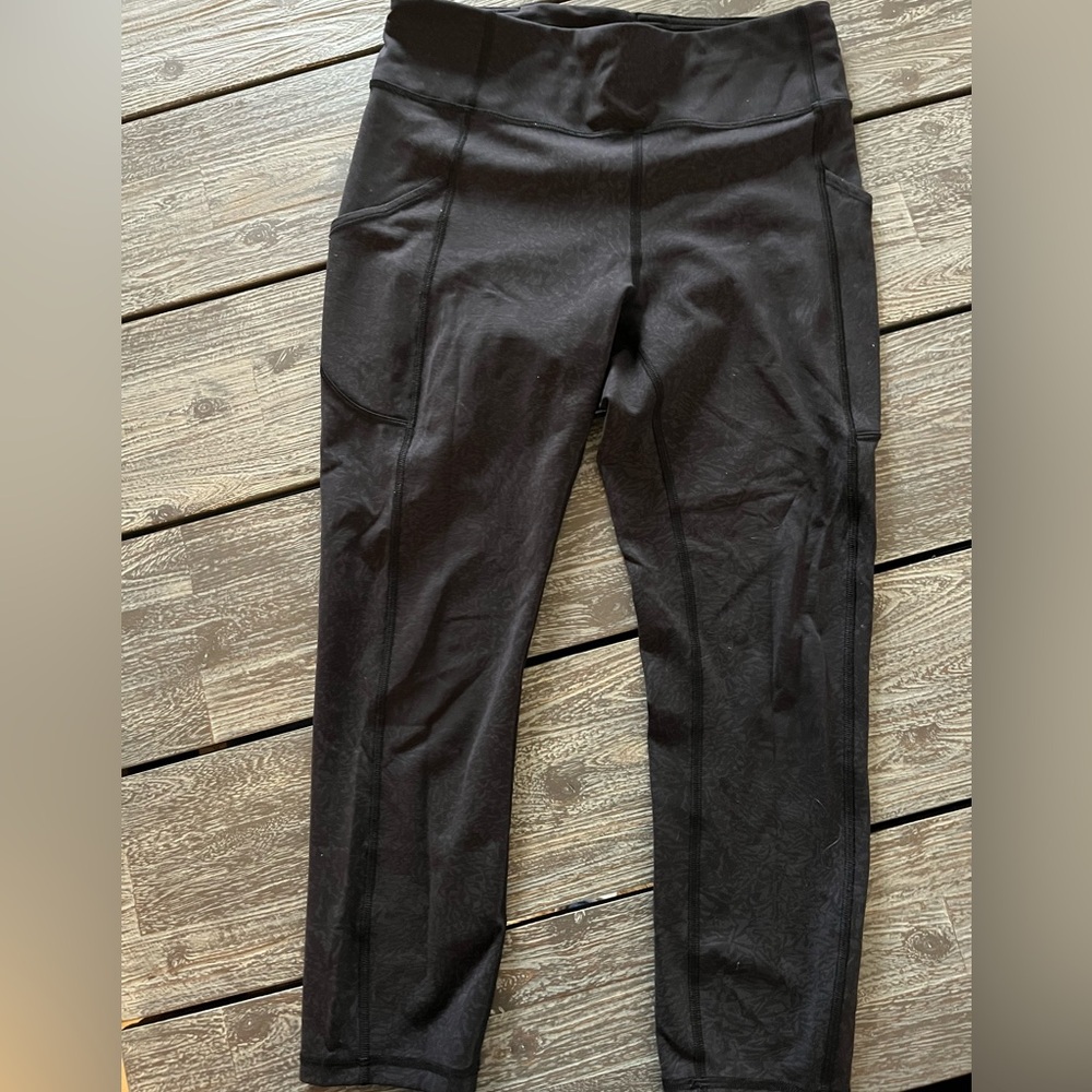 LULULEMON leggings with pockets. Black with design. Size 8.